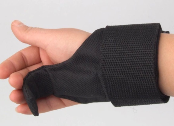 Gym Gloves with Straps 13 Fig 9 Gym gloves with weightlifting hook