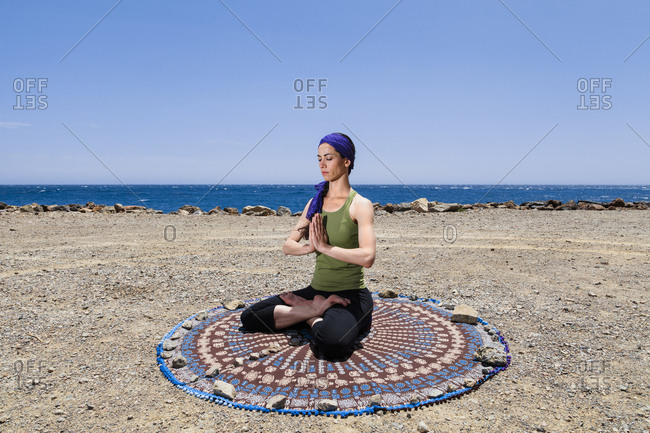 Wholesale Round Yoga Mat 28 Figure 18 Practicing yoga in summer on a round yoga mat